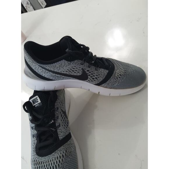 Nike Flyknit Free RN gray and black athletic sneakers Lightweig - Picture 2 of 9